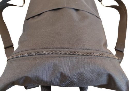 Fekete hátizsák első zsebbel 33x49 cm