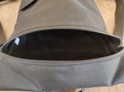 Fekete hátizsák első zsebbel 33x49 cm