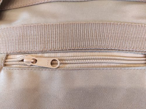 Drapp hátizsák első zsebbel 26x42x6 cm