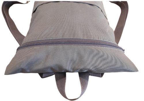 Szürke hátizsák első zsebbel 26x43x4 cm