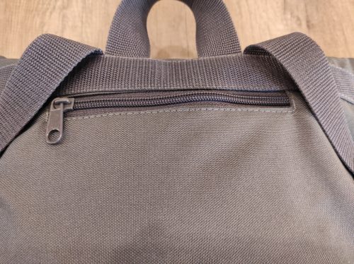 Szürke hátizsák első zsebbel 26x43x4 cm