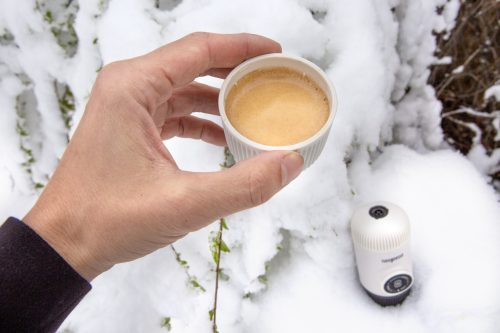 Wacaco Nanopresso hordozható kávéfőző őrölt kávéhoz, Hidegfehér + kemény védőtok